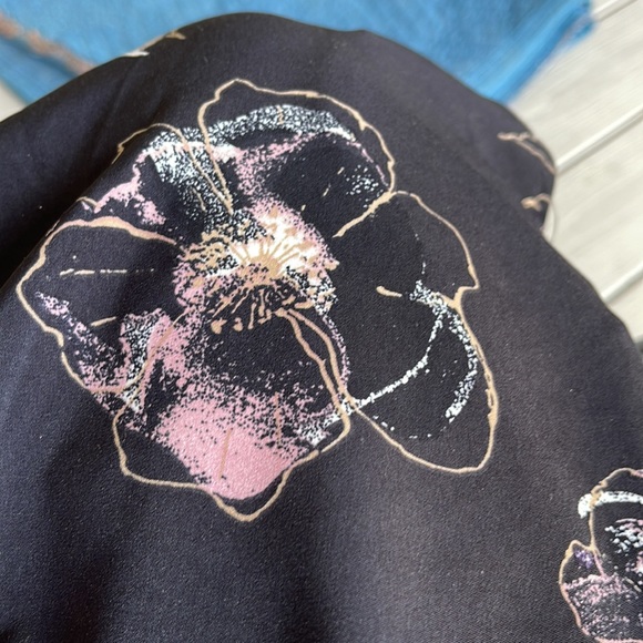 Elastic waist, cool flowing material, great for summer - Picture 5 of 5